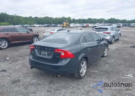 2013 Volvo S60 T5/T5 Platinum/T5 Premier/T5 Premier Plus z USA, uszkodzony, nr VIN YV1612FS8D2180344